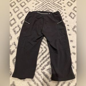 Women Athleta black reflective trim crop legging pant capri pocket running yoga